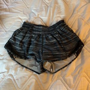 Lululemon Size 4 Hotty Hot 2.5 in. shorts